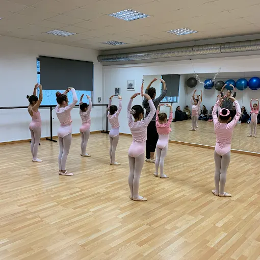 Aula na Academia de Dança Cristiane Vieira, em Loulé